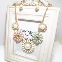 Fashion Crystal Rhinestone Colorful Daisy Pendant Necklace